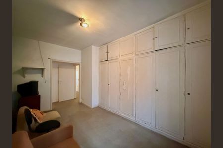 Casa para alugar com 267m², 4 quartos e 5 vagas Casa para alugar com 267m², 4 quartos e 5 vagasSuíte 1