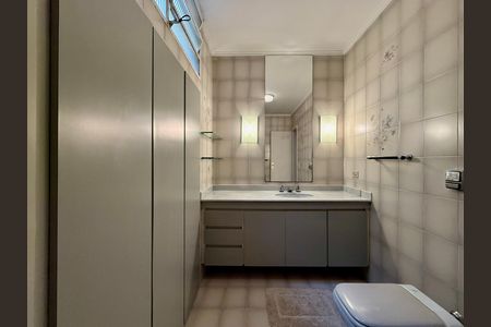 Casa para alugar com 267m², 4 quartos e 5 vagas Casa para alugar com 267m², 4 quartos e 5 vagasBanheiro Suíte 2