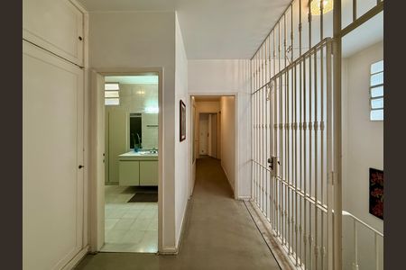 Casa para alugar com 267m², 4 quartos e 5 vagas Casa para alugar com 267m², 4 quartos e 5 vagasCorredor Quartos