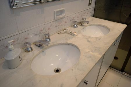 Casa à venda com 351m², 4 quartos e 5 vagasBanheiro 2