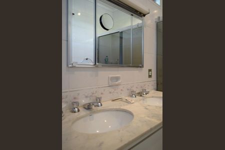 Casa à venda com 351m², 4 quartos e 5 vagasBanheiro 2