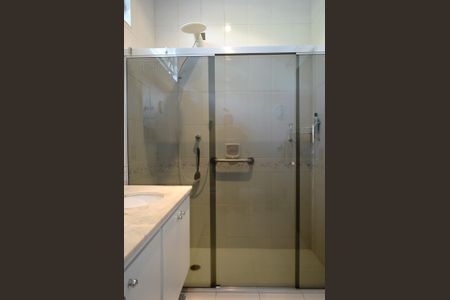 Casa à venda com 351m², 4 quartos e 5 vagasBanheiro 2