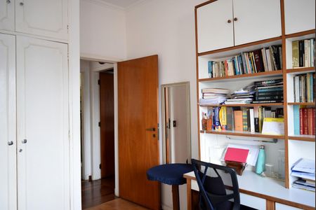 Casa à venda com 351m², 4 quartos e 5 vagasQuarto 2
