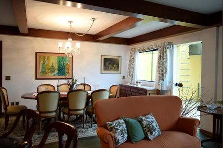 Casa à venda com 351m², 4 quartos e 5 vagasSala