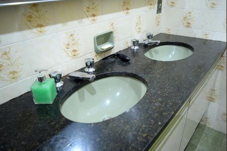 Casa à venda com 351m², 4 quartos e 5 vagasBanheiro 1
