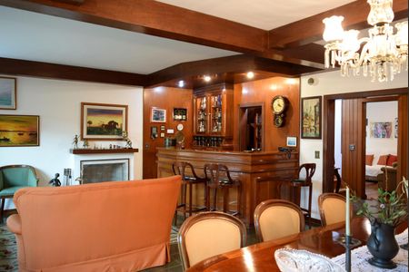 Casa à venda com 351m², 4 quartos e 5 vagasSala