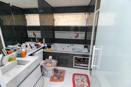Casa de condomínio para alugar com 250m², 3 quartos e 4 vagas Casa de condomínio para alugar com 250m², 3 quartos e 4 vagasBanheiro da Suíte 3