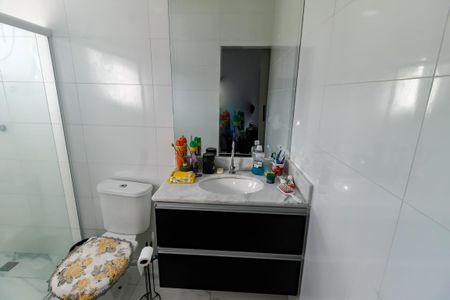 Banheiro da Suíte 1 de casa de condomínio para alugar com 3 quartos, 250m² em Jardim Mirna, Taboão da Serra