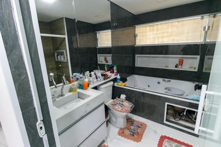 Casa de condomínio para alugar com 250m², 3 quartos e 4 vagas Casa de condomínio para alugar com 250m², 3 quartos e 4 vagasBanheiro da Suíte 3
