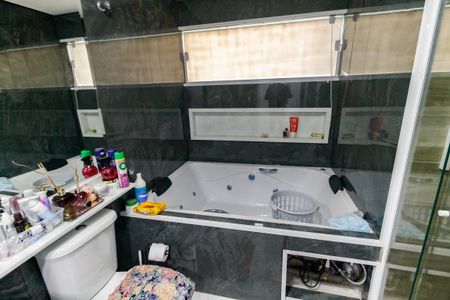 Casa de condomínio para alugar com 250m², 3 quartos e 4 vagas Casa de condomínio para alugar com 250m², 3 quartos e 4 vagasBanheiro da Suíte 3
