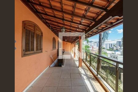 Casa à venda com 460m², 3 quartos e 2 vagas Casa à venda com 460m², 3 quartos e 2 vagasVaranda