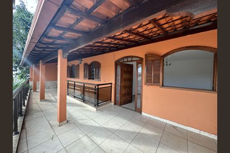 Casa à venda com 460m², 3 quartos e 2 vagas Casa à venda com 460m², 3 quartos e 2 vagasVaranda