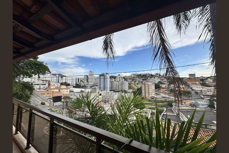 Casa à venda com 460m², 3 quartos e 2 vagas Casa à venda com 460m², 3 quartos e 2 vagasVaranda