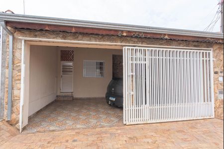 Casa à venda com 160m², 3 quartos e 2 vagas Casa à venda com 160m², 3 quartos e 2 vagasFachada