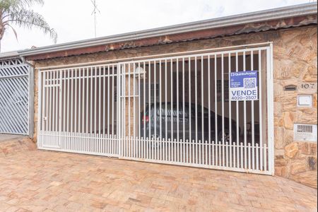 Casa à venda com 160m², 3 quartos e 2 vagas Casa à venda com 160m², 3 quartos e 2 vagasFachada
