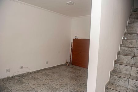 Sala de casa para alugar com 2 quartos, 108m² em Estância Paraíso, Itaquaquecetuba
