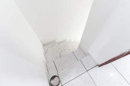 Casa de condomínio à venda com 42m², 2 quartos e 1 vaga Casa de condomínio à venda com 42m², 2 quartos e 1 vagaEscada