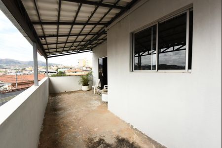 Casa à venda com 432m², 4 quartos e 3 vagas Casa à venda com 432m², 4 quartos e 3 vagasVaranda