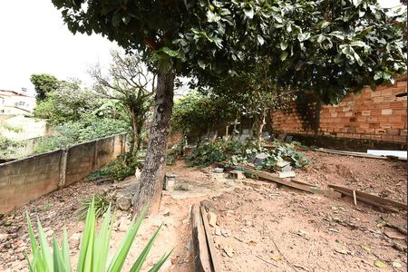 Casa à venda com 432m², 4 quartos e 3 vagas Casa à venda com 432m², 4 quartos e 3 vagasQuintal