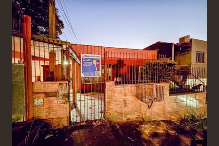 Casa à venda com 250m², 3 quartos e 2 vagas Casa à venda com 250m², 3 quartos e 2 vagasFachada