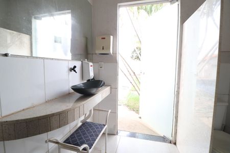 Casa para alugar com 650m², 3 quartos e 2 vagasBanheiro da piscina