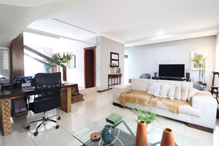 Casa para alugar com 650m², 3 quartos e 2 vagasSala