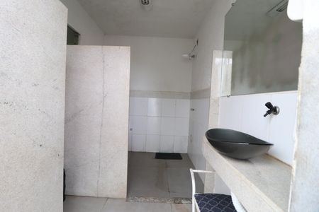 Casa para alugar com 650m², 3 quartos e 2 vagasBanheiro da piscina