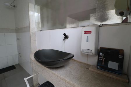 Casa para alugar com 650m², 3 quartos e 2 vagasBanheiro da piscina