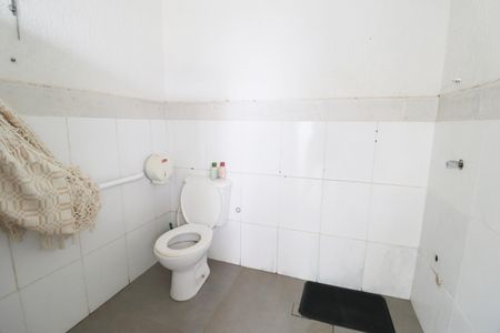 Casa para alugar com 650m², 3 quartos e 2 vagasBanheiro da piscina