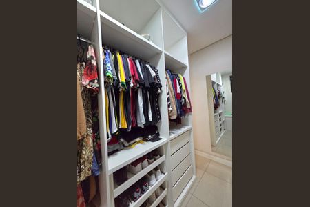 Casa à venda com 354m², 3 quartos e 2 vagas Casa à venda com 354m², 3 quartos e 2 vagasCloset