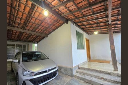 Casa à venda com 354m², 3 quartos e 2 vagas Casa à venda com 354m², 3 quartos e 2 vagasGaragem