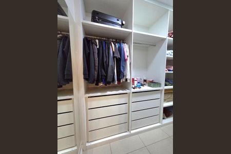 Casa à venda com 354m², 3 quartos e 2 vagas Casa à venda com 354m², 3 quartos e 2 vagasCloset