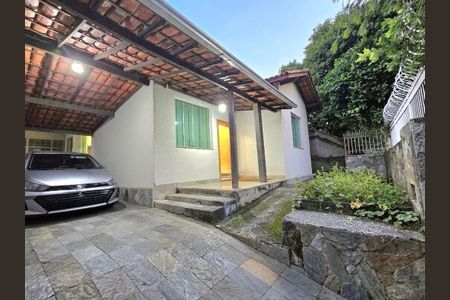 Casa à venda com 354m², 3 quartos e 2 vagas Casa à venda com 354m², 3 quartos e 2 vagasGaragem