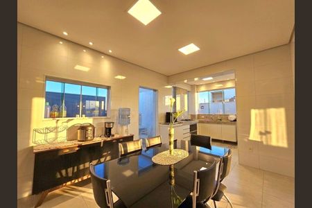 Casa à venda com 354m², 3 quartos e 2 vagas Casa à venda com 354m², 3 quartos e 2 vagasCopa