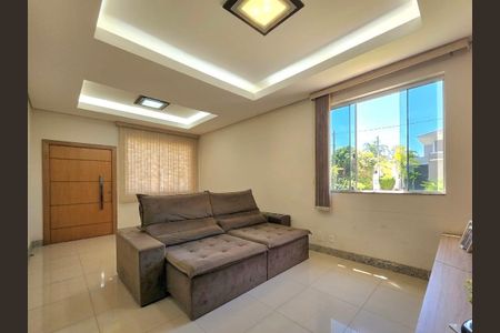 Casa à venda com 354m², 3 quartos e 2 vagas Casa à venda com 354m², 3 quartos e 2 vagasSala