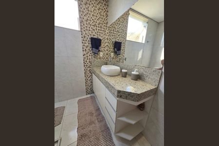 Casa à venda com 354m², 3 quartos e 2 vagas Casa à venda com 354m², 3 quartos e 2 vagasBanheiro