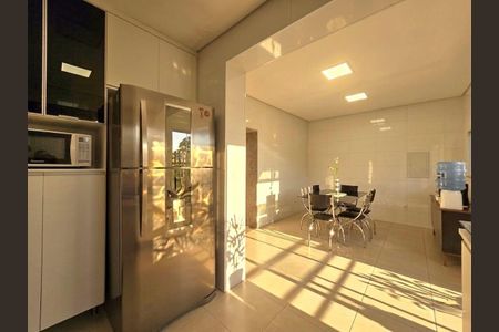 Casa à venda com 354m², 3 quartos e 2 vagas Casa à venda com 354m², 3 quartos e 2 vagasCozinha