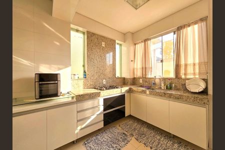 Casa à venda com 354m², 3 quartos e 2 vagas Casa à venda com 354m², 3 quartos e 2 vagasCozinha