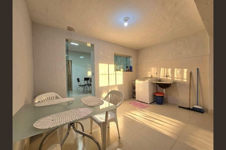 Casa à venda com 354m², 3 quartos e 2 vagas Casa à venda com 354m², 3 quartos e 2 vagasLavanderia