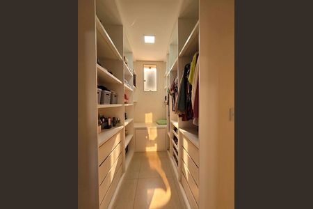Casa à venda com 354m², 3 quartos e 2 vagas Casa à venda com 354m², 3 quartos e 2 vagasCloset
