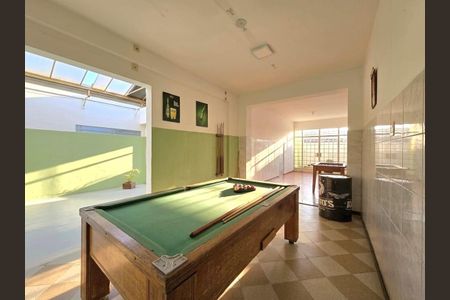 Casa à venda com 354m², 3 quartos e 2 vagas Casa à venda com 354m², 3 quartos e 2 vagasSalão de jogos
