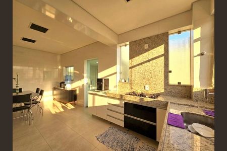 Casa à venda com 354m², 3 quartos e 2 vagas Casa à venda com 354m², 3 quartos e 2 vagasCozinha