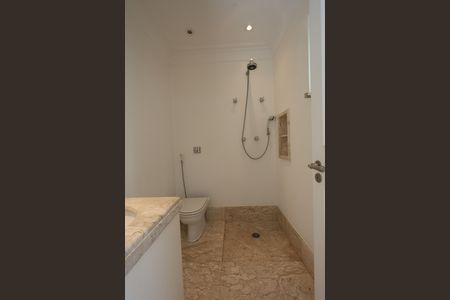 Apartamento à venda com 270m², 4 quartos e 5 vagas Apartamento à venda com 270m², 4 quartos e 5 vagasBanheiro da Suíte 1