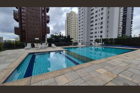 Apartamento à venda com 270m², 4 quartos e 5 vagas Apartamento à venda com 270m², 4 quartos e 5 vagasÁrea comum - Piscina
