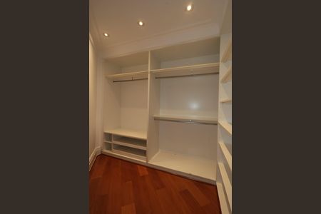 Apartamento à venda com 270m², 4 quartos e 5 vagas Apartamento à venda com 270m², 4 quartos e 5 vagasCloset da suíte 4