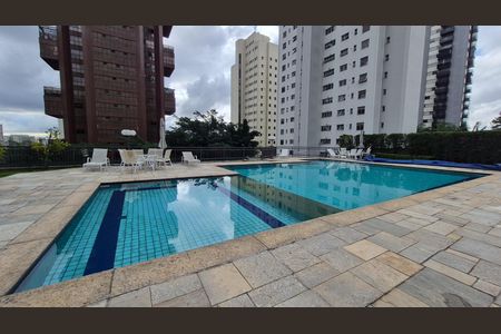 Apartamento à venda com 270m², 4 quartos e 5 vagas Apartamento à venda com 270m², 4 quartos e 5 vagasÁrea comum - Piscina