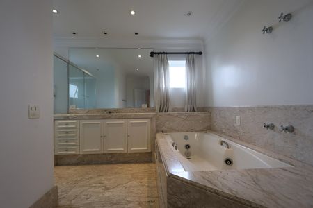 Apartamento à venda com 270m², 4 quartos e 5 vagas Apartamento à venda com 270m², 4 quartos e 5 vagasBanheiro da Suíte 4