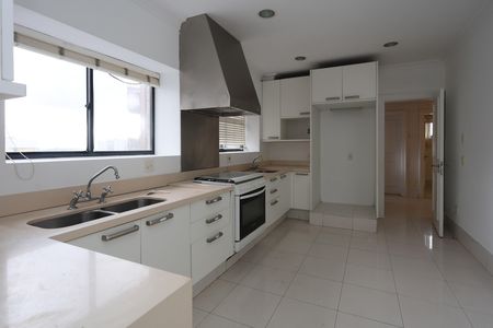Apartamento à venda com 270m², 4 quartos e 5 vagas Apartamento à venda com 270m², 4 quartos e 5 vagascozinha