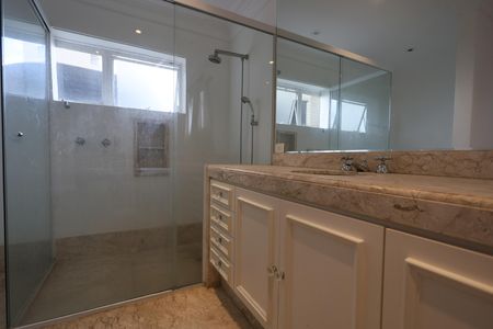 Apartamento à venda com 270m², 4 quartos e 5 vagas Apartamento à venda com 270m², 4 quartos e 5 vagasBanheiro da Suíte 4