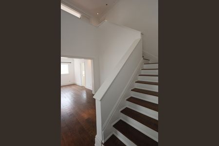Apartamento à venda com 270m², 4 quartos e 5 vagas Apartamento à venda com 270m², 4 quartos e 5 vagasEscada